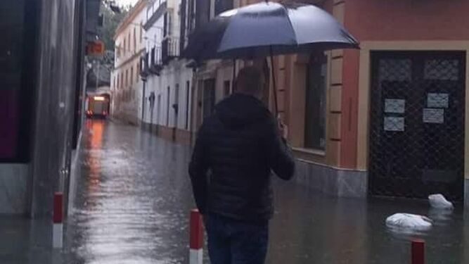 Las calles comerciales del centro de Sanlúcar, inundadas el pasado lunes.