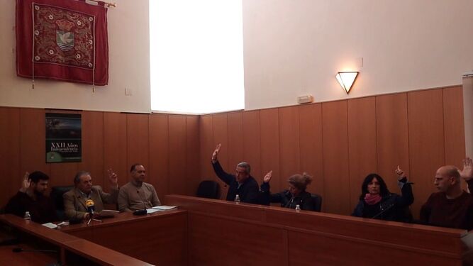 Los cinco concejales del PP y el único de IU (a la derecha) voten a favor de la moción de censura en San José del Valle ante la mirada del secretario del Ayuntamiento (el tercero por la izquierda) .