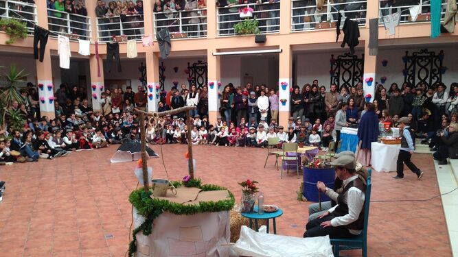 El Colegio Albariza celebra su particular zambomba navideña