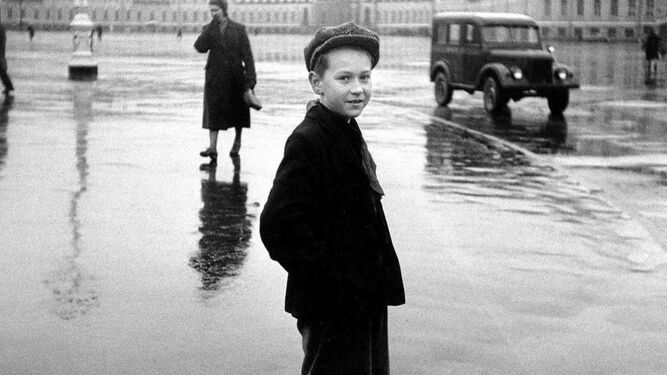 La retrospectiva ocupa todas sus etapas, entre ellas sus primeras instantáneas en la Unión Soviética como ésta, titulada 'Chico en Leningrado'.