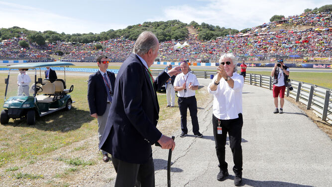 Ángel Nieto aplaude en el Circuito de Jerez al rey Don Juan Carlos, que le señala a él.