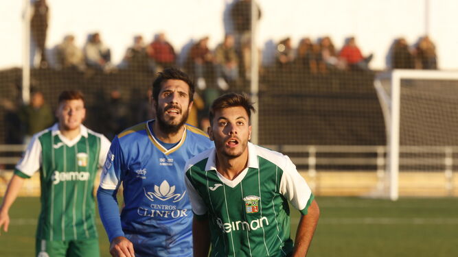 Dani Hedrera y Rodri, atentos a un balón bombeado en el derbi entre Xerez CD y Guadalcacín disputado en Torrecera.