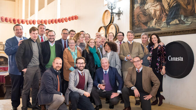 Foto de familia de los responsables de exportación de las bodegas del Marco y representantes institucionales en el 'Phillip MacLean Memorial Lunch'