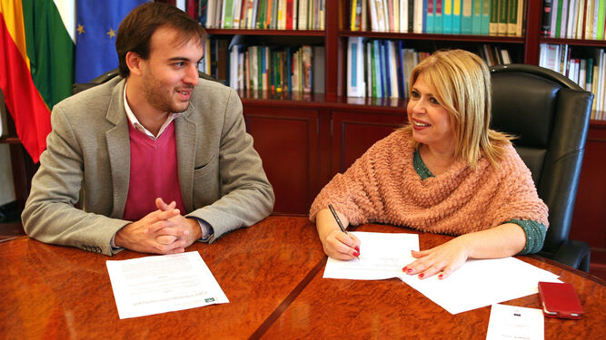 El delegado territorial de Turismo, junto a la alcaldesa, durante la firma del convenio.