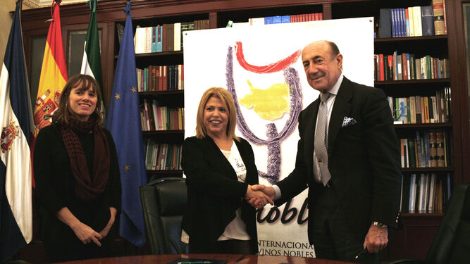 Mamen Sánchez, acompañada de Laura Álvarez, estrecha la mano del presidente del Consejo Regulador, Beltrán Domecq.