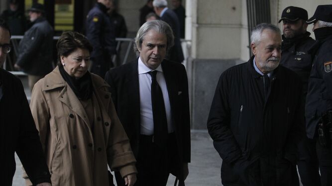 José Antonio Griñán llega a los juzgados junto a Magdalena Álvarez