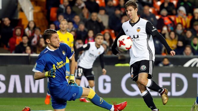 Vietto supera la salida de Raúl Lizoain para marcar el segundo gol del Valencia contra Las Palmas.