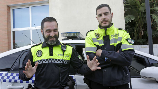 Los agentes de la Policía Local isleña Javier Montesinos y Damián Gálvez.