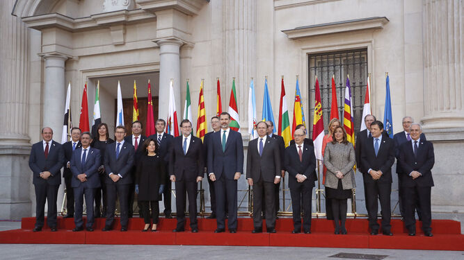 El rey Felipe VI y Mariano Rajoy, en la foto de familia de los asistentes a la VI Conferencia de Presidentes autonómicos que se celebró el 17 de enero del año pasado.