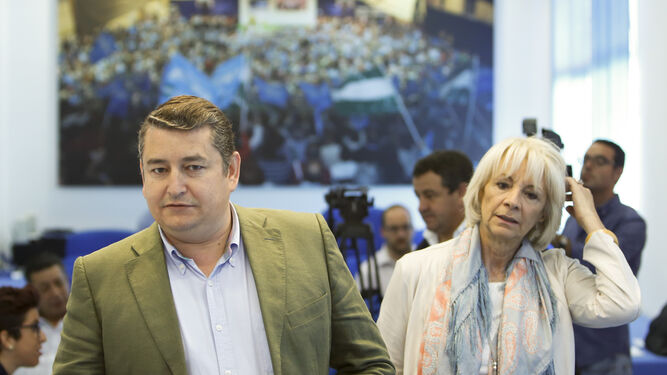 Antonio Sanz y Teófila Martínez, abanderados del PP provincial, antes de una rueda de prensa en la campaña electoral de las europeas de 2014.