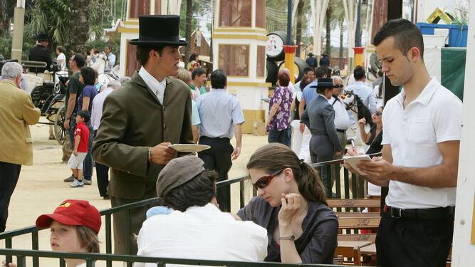 Un camarero toma nota a los clientes de una mesa durante una pasada edición de la Feria del Caballo.
