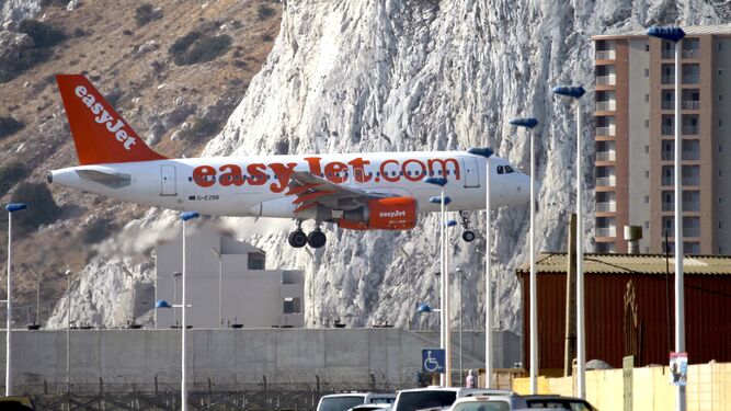 Un avión aterriza en el aeropuerto de Gibraltar.