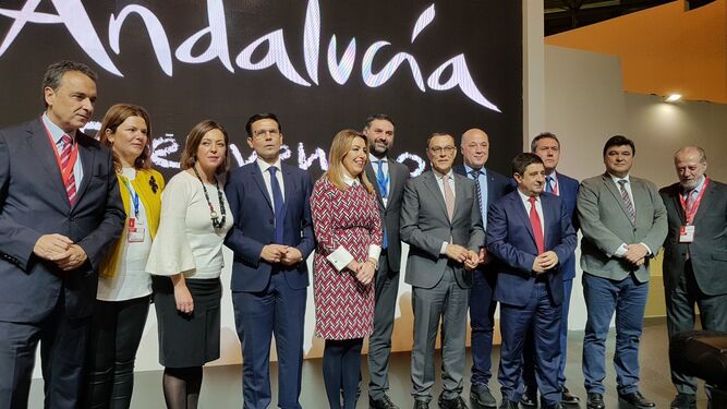 Susana Díaz con los alcaldes y representantes de las provincias andaluzas en Fitur 2018.