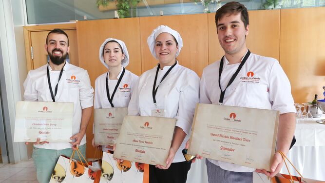 Los jóvenes cocineros premiados con sus diplomas acreditativos. A la derecha, el ganador.