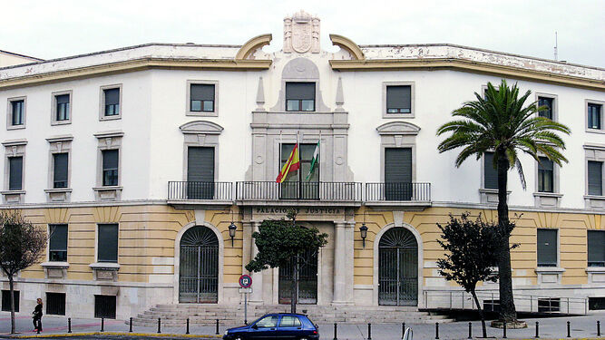 Imagen de archivo de la fachada del Palacio de Justicia gaditano.