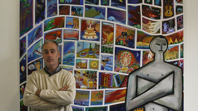 El desaparecido Lolo Pavón, junto a una de sus obras, en el año 2007.