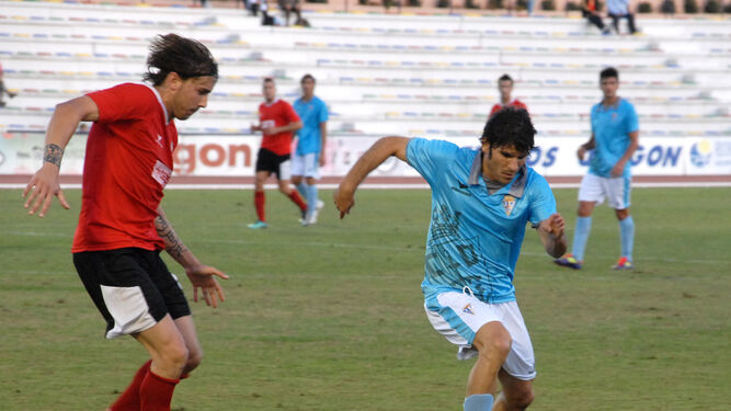 Sergio Beato conduce el balón en su etapa como jugador del San Fernando.