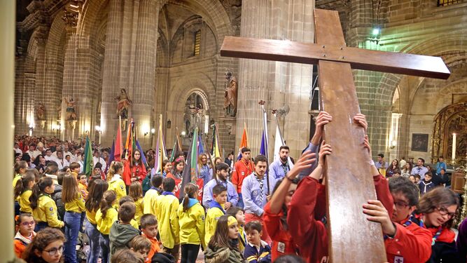 Entrada de los grupos scouts en la misa que ayer se celebró en la Catedral por el 50 aniversario.