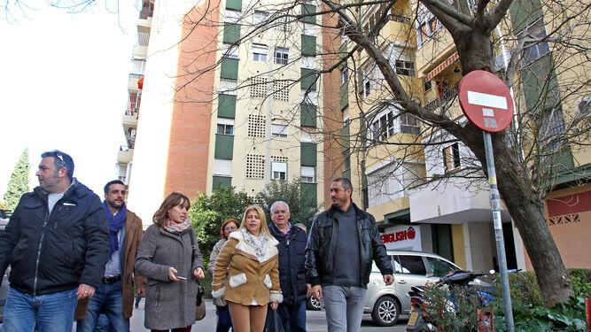 Mamen Sánchez, acompañada por Laura Álvarez, José Antonio Díaz y el representante vecinal.