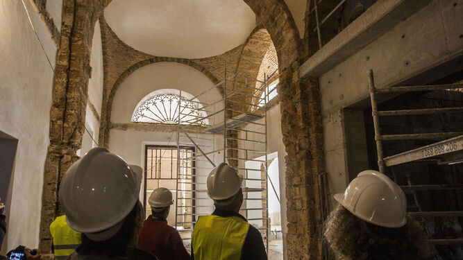 Un grupo de arquitectos, ayer, durante la visita al Consistorio en obras.