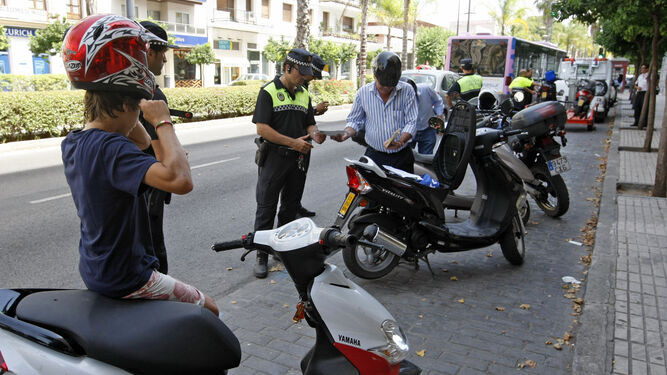 La Policía Local realiza un control de motocicletas en la calle Sevilla.