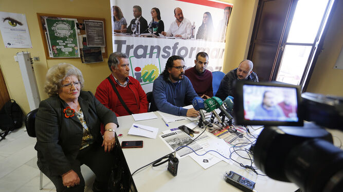 Bustamante, Macías y Ruiz-Berdejo, acompañados ayer por representantes de la Marea de Pensionistas de Jerez.