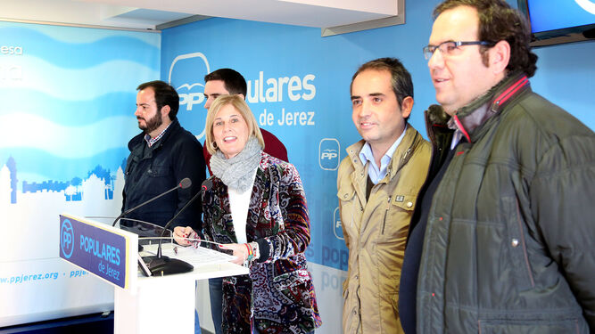 María José García-Pelayo con los alcaldes de La Barca y Estella, ayer.