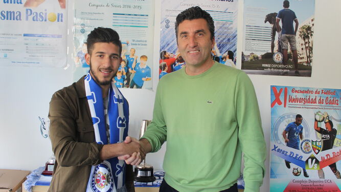 Manuel Heredia estrecha la mano de Edu Villegas, ayer en la secretaría del Xerez Deportivo FC.
