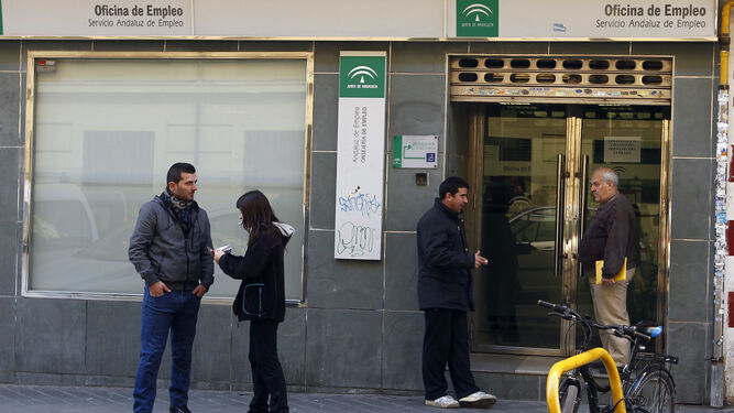 Varios desempleados, a las puertas de una oficina del SAE.