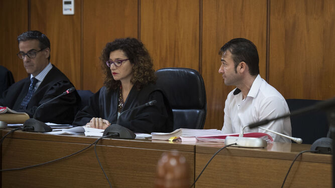 José Antonio Mesa 'El Messi', junto a su abogada durante la celebración del juicio con jurado en la Audiencia.