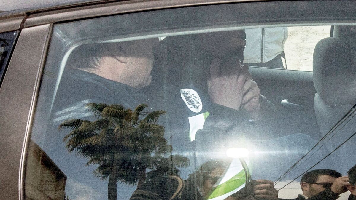 Quique Pina, en el interior del vehículo en el que fue trasladado después de ser detenido en Molina de Segura (Murcia).