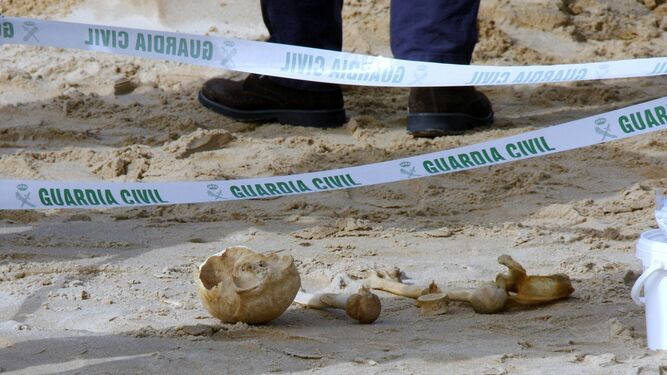 Los restos óseos humanos aparecidos en las obras en la playa de Las Redes.