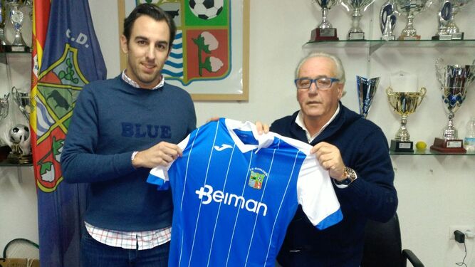 Alberto Orellana posa con el presidente de la entidad, Manuel Jiménez, en la secretaría del club.
