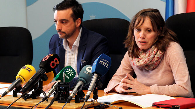 José Antonio Díaz y Laura Álvarez, ayer durante sus comparecencias en el Ayuntamiento.
