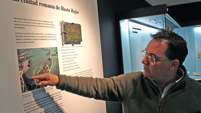 El arqueólogo Francisco Barrionuevo muestra algunas de las vitrinas sobre Hasta del Museo.