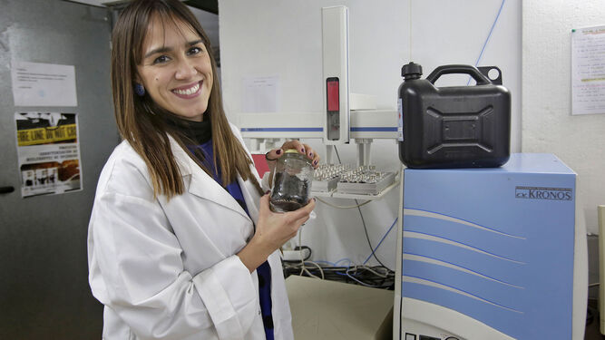 La investigadora de la UCA, Marta Ferreiro, posa junto al aparato capaz de descubrir los culpables de un fuego.