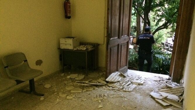 Imagen de los destrozos causados al desplomarse uno de los techos rasos de la comisaría de Jerez.