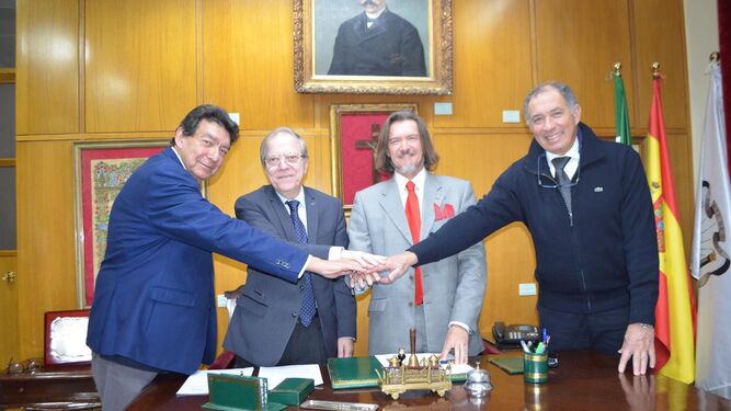 Representantes del Ateneo de Sevilla y la Fundación Eduardo Domínguez Lobato, en la firma del acuerdo para la edición de los sellos conmemorativos.