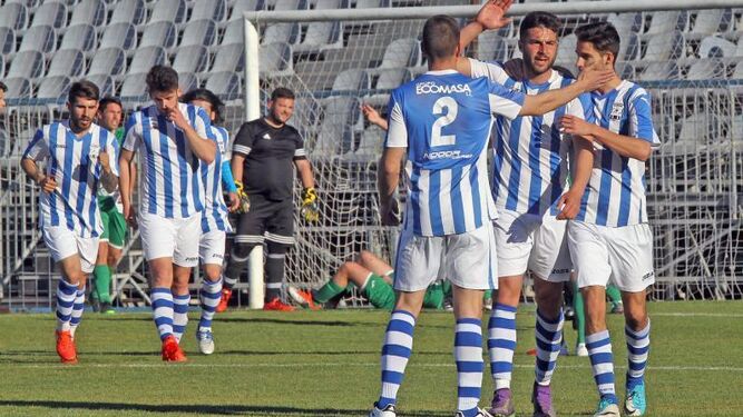 Morlán celebra con Manolo y Moi el primer gol del Jerez Industrial al Jédula.