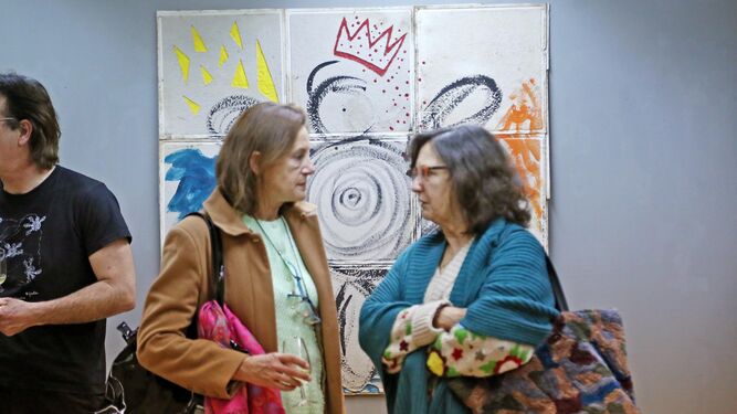 Dos mujeres conversan ante una obra de Zarazaga.