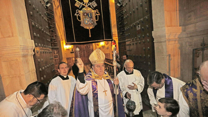 Momento en el que monseñor Mazuelos Pérez bendice ayer a los congregados tras la apertura de la puerta jubilar.