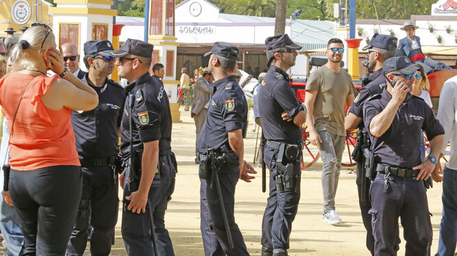 Policías nacionales de la Unidad de Intervención Policial patrullando por uno de los paseos de la Feria del Caballo.