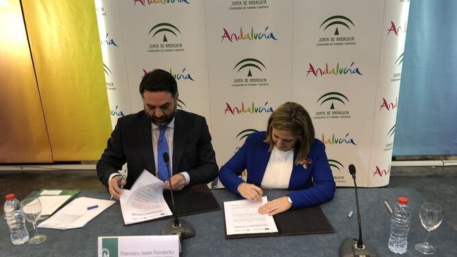 Irene García y Francisco Javier Fernández firman el convenio, durante un acto de ayer en Málaga.