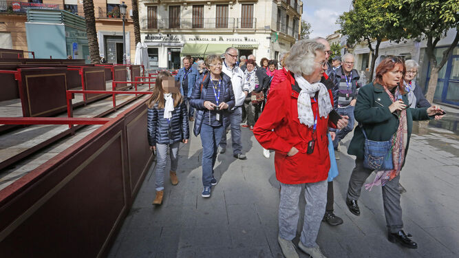 Un grupo de turistas con la guía, en la plaza del Arenal.