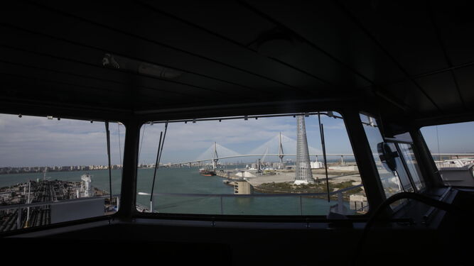 La ciudad de Cádiz, al fondo, vista desde la cabina de mando del primer petrolero para Ondimar construido en Navantia Puerto Real.