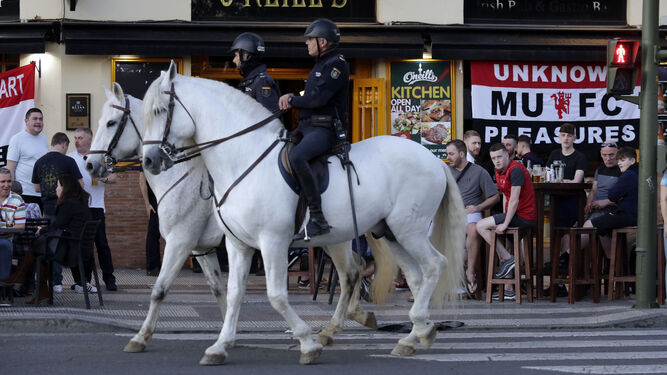 Dos agentes de la Policía Nacional rondan la zona del Paseo de Colón, tomada ayer por los hinchas ingleses.