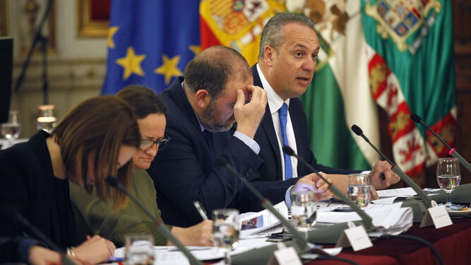 El vicepresidente de la Diputación, Juan Carlos Ruiz Boix, interviene en un momento del pleno de ayer.