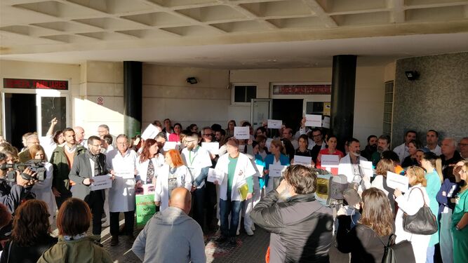 La concentración que tuvo lugar ayer a las puertas de Urgencias del hospital de La Línea.