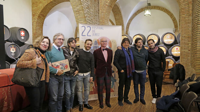 Los artistas posan junto a Isamay Benavente y el delegado de Cultura.