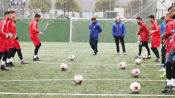 Los futbolistas del Deportivo, tocando balón en la sesión de ayer bajo la atenta mirada del nuevo entrenador xerecista.